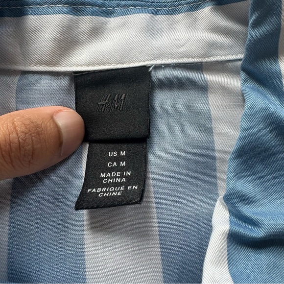 H&M BLUE and WHITE STRIPED SHORT-SLEEVE DRESS SHIRT - Medium - Picture 4 of 6